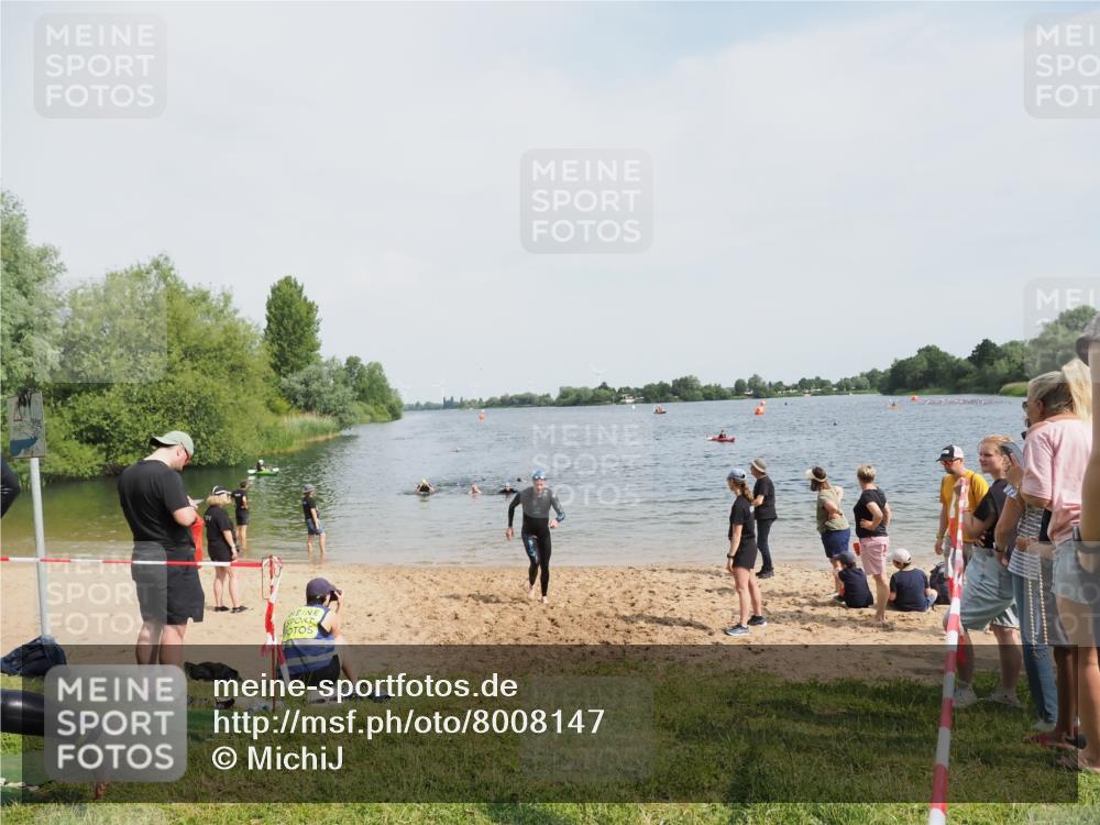 21.06.2025 - 27. Vierlanden-Triathlon MichiJ http://msf.ph/oto/8008147 15.06.2026 10:08:16 Schwimmen 295, 399 meine-sportfotos.de