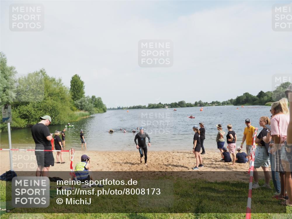 21.06.2025 - 27. Vierlanden-Triathlon MichiJ http://msf.ph/oto/8008173 15.06.2026 10:08:17 Schwimmen 295, 399 meine-sportfotos.de