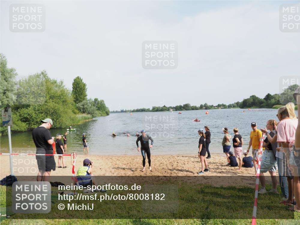 21.06.2025 - 27. Vierlanden-Triathlon MichiJ http://msf.ph/oto/8008182 15.06.2026 10:08:17 Schwimmen 295, 399 meine-sportfotos.de