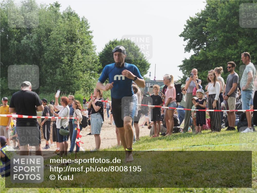15.06.2025 - 27. Vierlanden-Triathlon KatJ http://msf.ph/oto/8008195 15.06.2025 10:06:35 Schwimmen 394, 434, 440 meine-sportfotos.de
