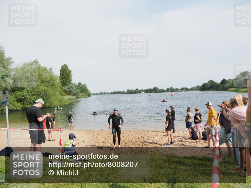21.06.2025 - 27. Vierlanden-Triathlon MichiJ http://msf.ph/oto/8008207 15.06.2026 10:08:17 Schwimmen 295, 399 meine-sportfotos.de