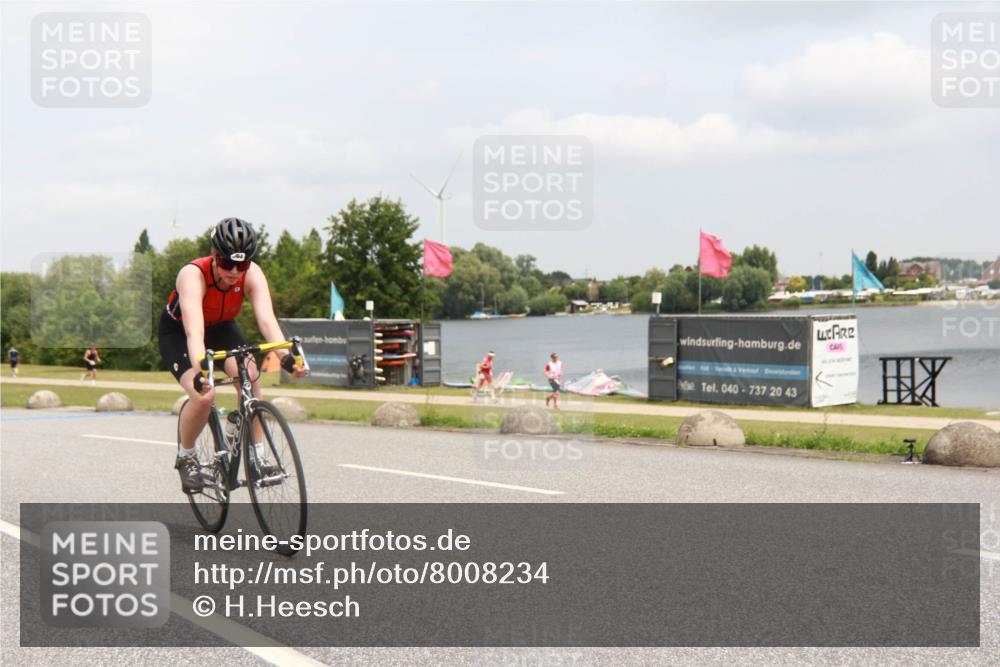 21.06.2025 - 27. Vierlanden-Triathlon H.Heesch http://msf.ph/oto/8008234 15.06.2025 12:15:09 Radfahren 868, 894 meine-sportfotos.de