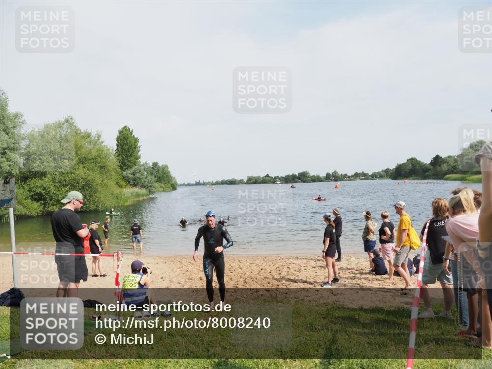 21.06.2025 - 27. Vierlanden-Triathlon MichiJ http://msf.ph/oto/8008240 15.06.2026 10:08:18 Schwimmen 295, 399 meine-sportfotos.de