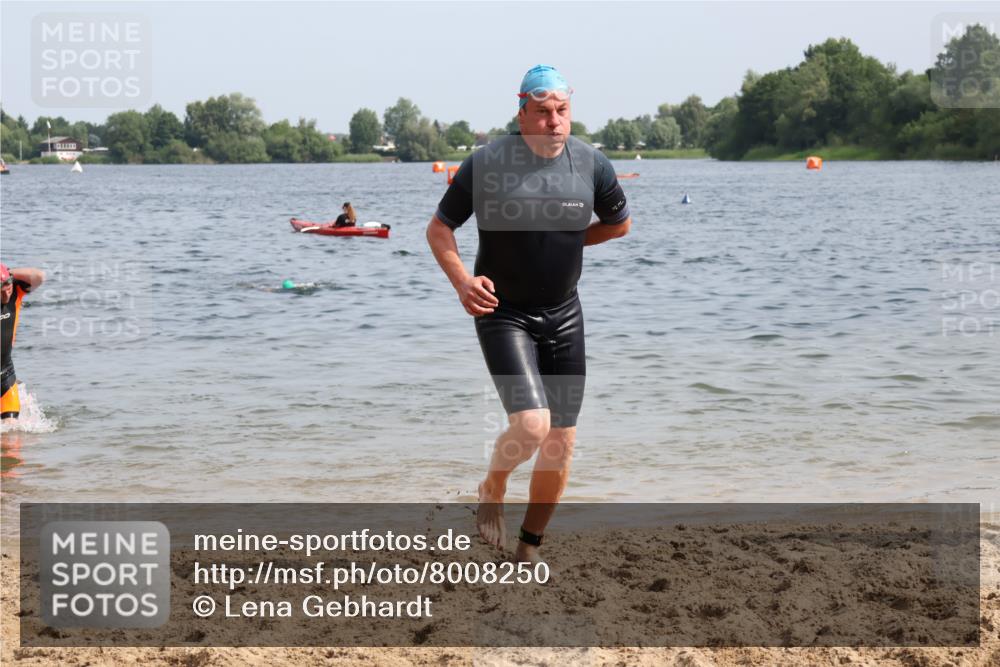 15.06.2025 - 27. Vierlanden-Triathlon Lena Gebhardt http://msf.ph/oto/8008250 15.06.2025 10:05:48 Schwimmen 372, 392, 401, 410, 413, 435, 442, 450, 458 meine-sportfotos.de