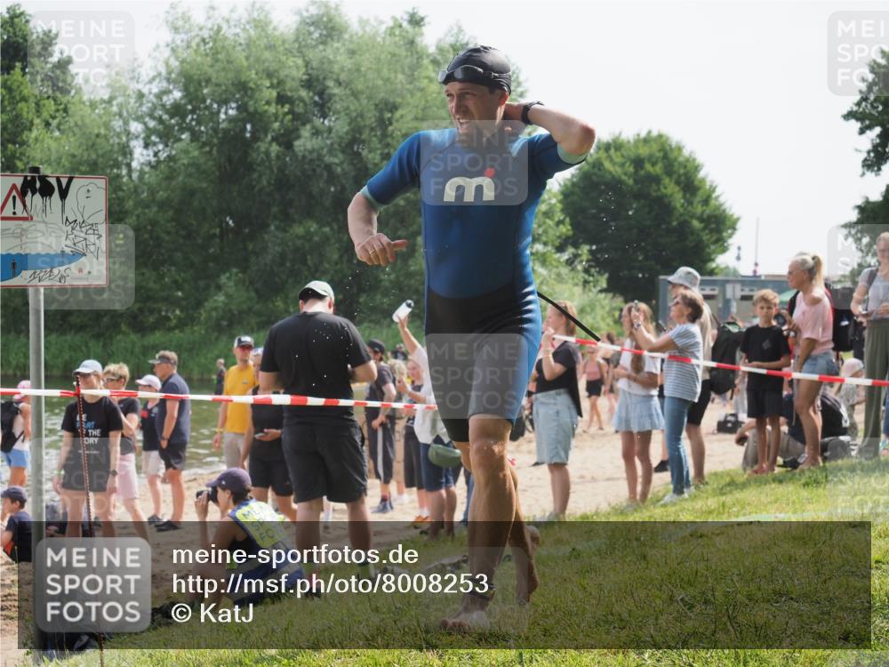 15.06.2025 - 27. Vierlanden-Triathlon KatJ http://msf.ph/oto/8008253 15.06.2025 10:06:36 Schwimmen 394, 434, 440 meine-sportfotos.de