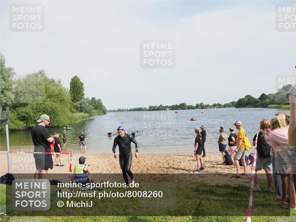 21.06.2025 - 27. Vierlanden-Triathlon MichiJ http://msf.ph/oto/8008260 15.06.2026 10:08:18 Schwimmen 295, 399 meine-sportfotos.de
