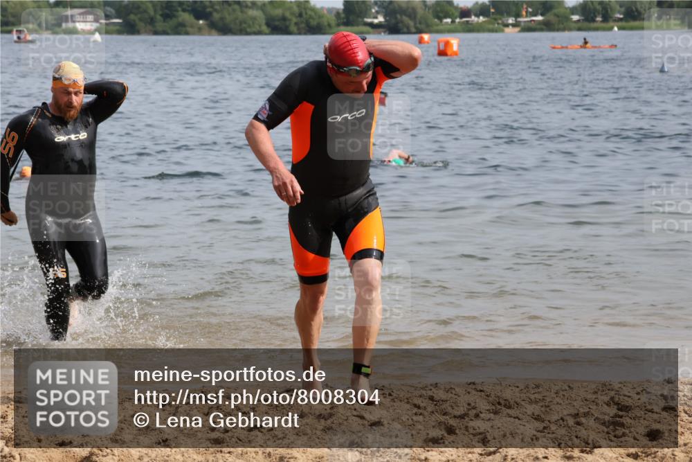 15.06.2025 - 27. Vierlanden-Triathlon Lena Gebhardt http://msf.ph/oto/8008304 15.06.2025 10:05:53 Schwimmen 372, 392, 410, 435, 442, 450, 458 meine-sportfotos.de