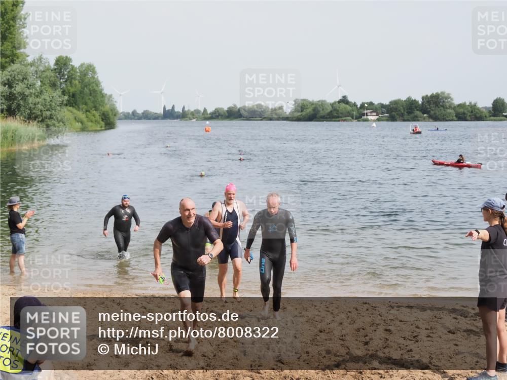 21.06.2025 - 27. Vierlanden-Triathlon MichiJ http://msf.ph/oto/8008322 15.06.2026 10:08:33 Schwimmen 387, 454, 469 meine-sportfotos.de