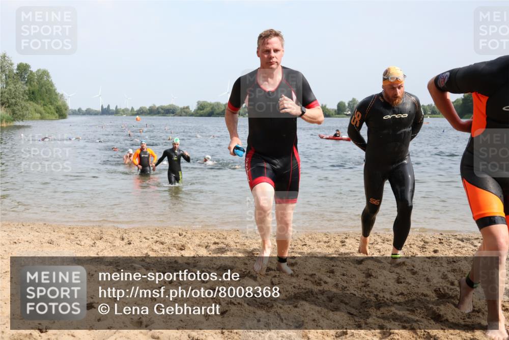 15.06.2025 - 27. Vierlanden-Triathlon Lena Gebhardt http://msf.ph/oto/8008368 15.06.2025 10:05:56 Schwimmen 362, 372, 410, 435, 442, 458 meine-sportfotos.de