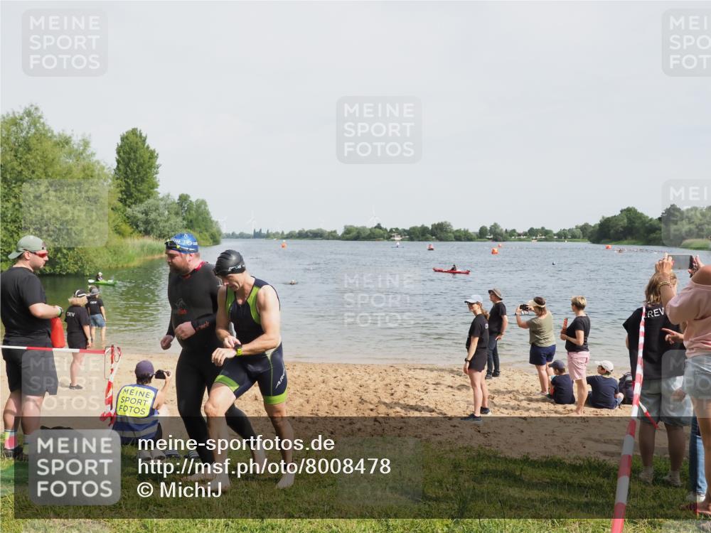 21.06.2025 - 27. Vierlanden-Triathlon MichiJ http://msf.ph/oto/8008478 15.06.2026 10:08:43 Schwimmen 380, 387, 437, 454 meine-sportfotos.de