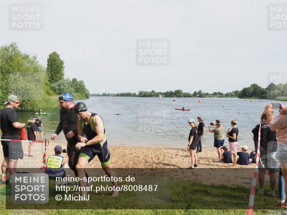 21.06.2025 - 27. Vierlanden-Triathlon MichiJ http://msf.ph/oto/8008487 15.06.2026 10:08:43 Schwimmen 380, 387, 437, 454 meine-sportfotos.de