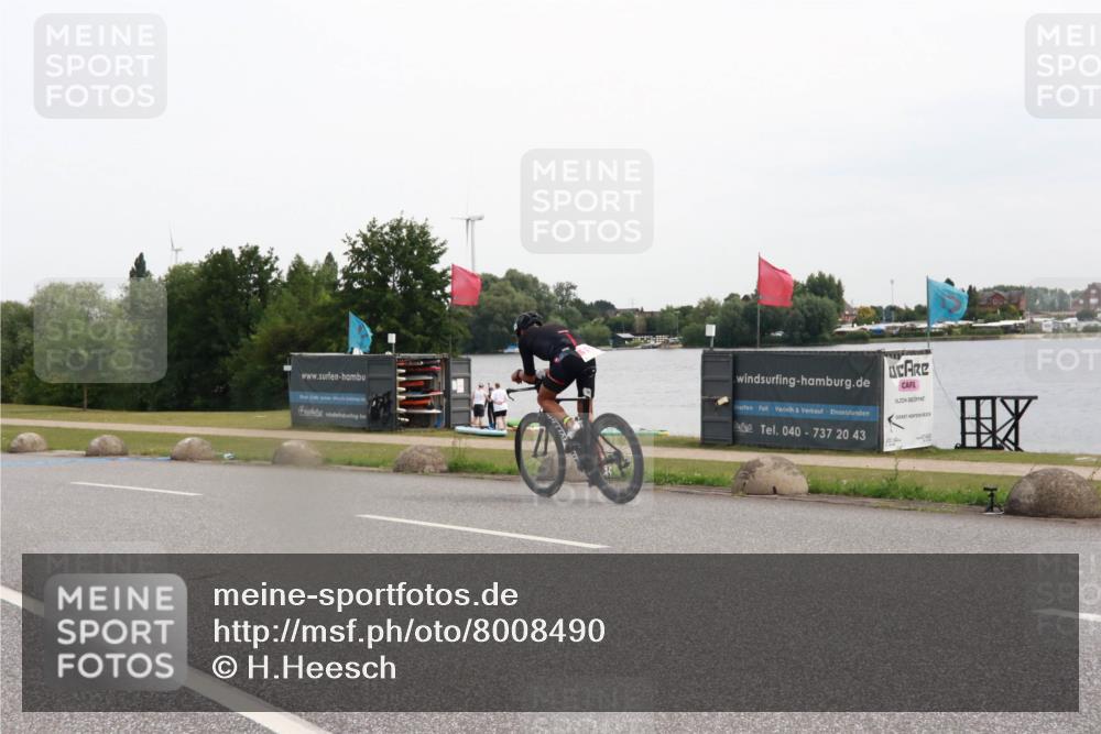 15.06.2025 - 27. Vierlanden-Triathlon H.Heesch http://msf.ph/oto/8008490 15.06.2025 10:48:02 Radfahren 27, 37, 109 meine-sportfotos.de