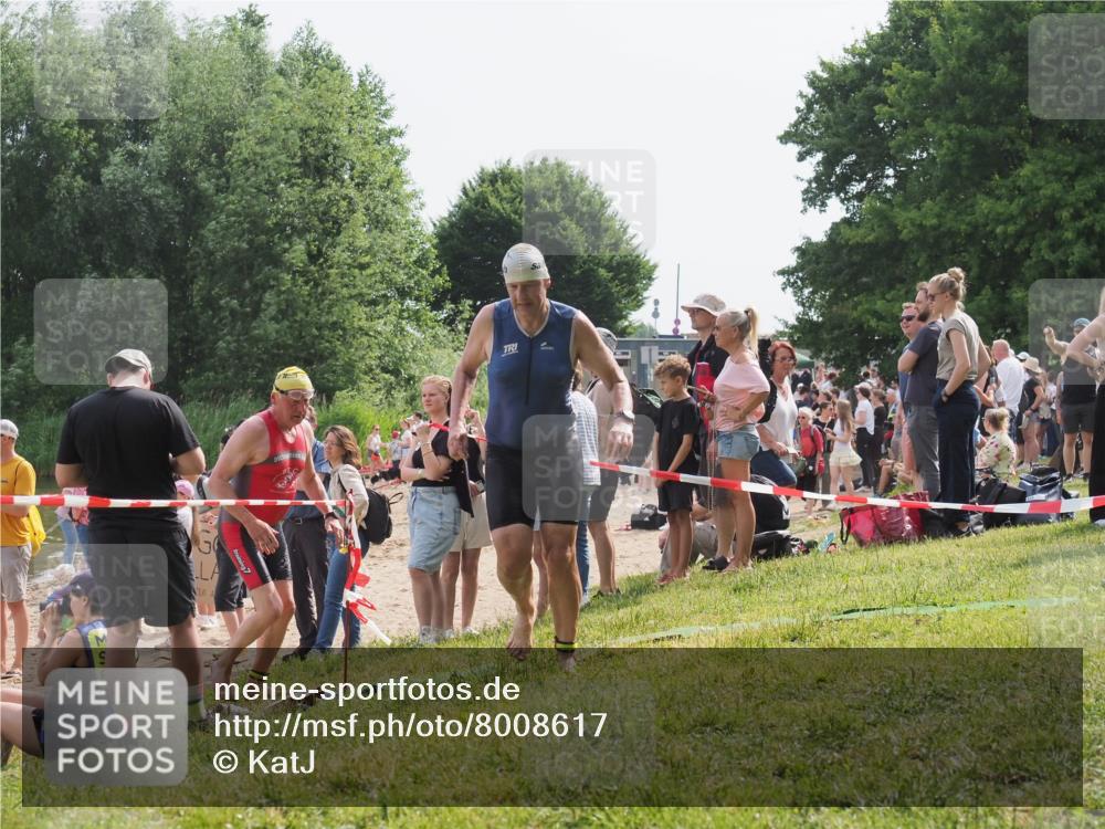 15.06.2025 - 27. Vierlanden-Triathlon KatJ http://msf.ph/oto/8008617 15.06.2025 10:07:00 Schwimmen 131, 367, 388, 396, 429, 457, 467 meine-sportfotos.de