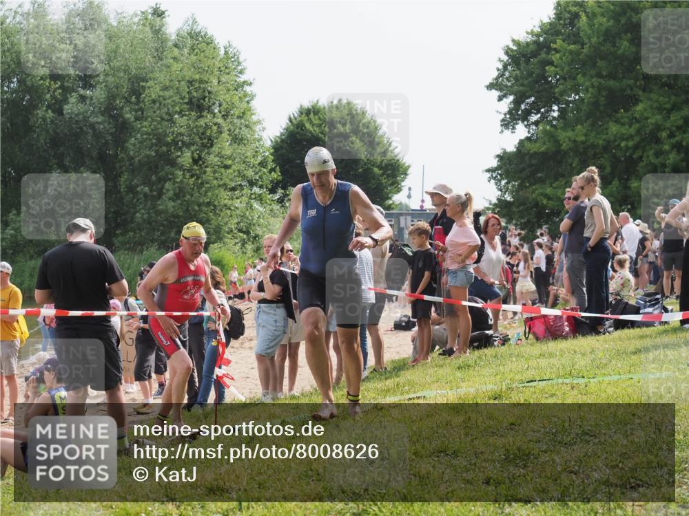 15.06.2025 - 27. Vierlanden-Triathlon KatJ http://msf.ph/oto/8008626 15.06.2025 10:07:00 Schwimmen 131, 367, 388, 396, 429, 457, 467 meine-sportfotos.de