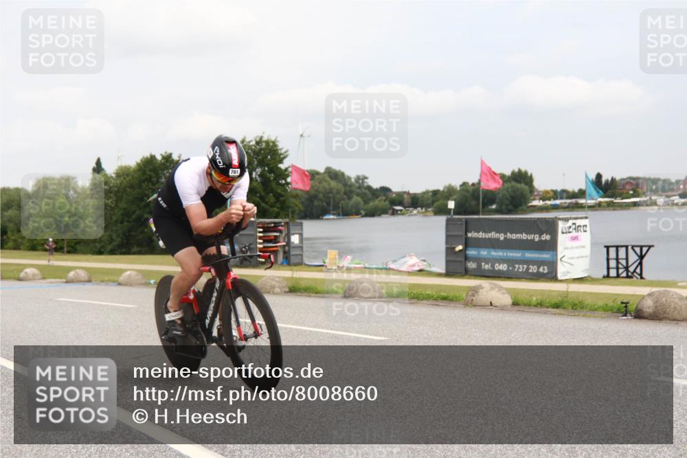 21.06.2025 - 27. Vierlanden-Triathlon H.Heesch http://msf.ph/oto/8008660 15.06.2025 12:18:38 Radfahren 781, 892 meine-sportfotos.de