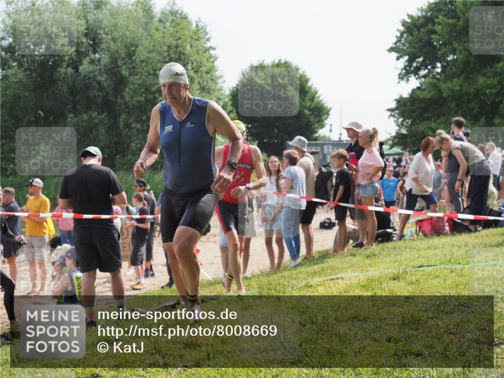 15.06.2025 - 27. Vierlanden-Triathlon KatJ http://msf.ph/oto/8008669 15.06.2025 10:07:01 Schwimmen 131, 388, 396, 429, 467 meine-sportfotos.de