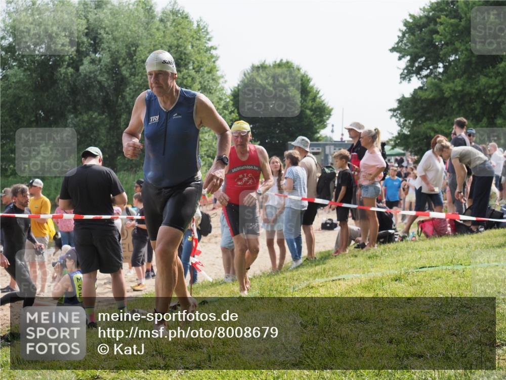 15.06.2025 - 27. Vierlanden-Triathlon KatJ http://msf.ph/oto/8008679 15.06.2025 10:07:01 Schwimmen 131, 388, 396, 429, 467 meine-sportfotos.de