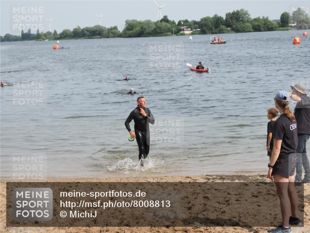 21.06.2025 - 27. Vierlanden-Triathlon MichiJ http://msf.ph/oto/8008813 15.06.2026 10:09:27 Schwimmen 421 meine-sportfotos.de