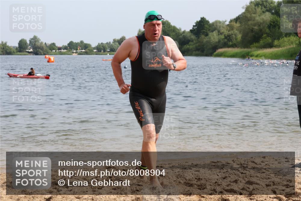 15.06.2025 - 27. Vierlanden-Triathlon Lena Gebhardt http://msf.ph/oto/8008904 15.06.2025 10:06:17 Schwimmen 369, 370, 381, 394, 418, 447, 448, 455 meine-sportfotos.de