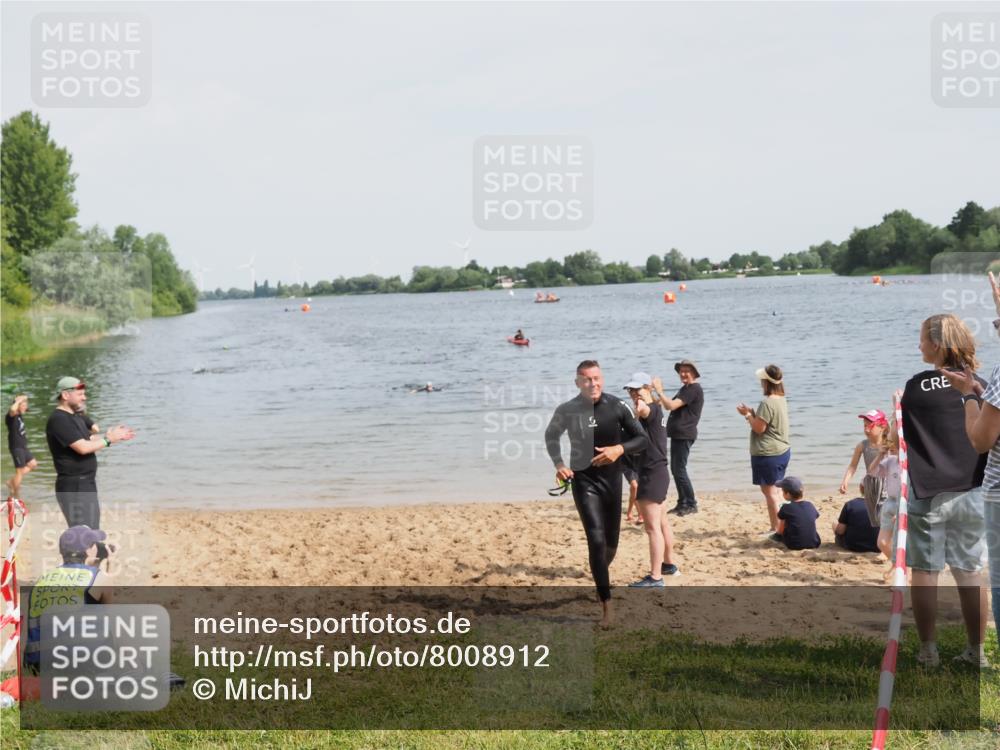 21.06.2025 - 27. Vierlanden-Triathlon MichiJ http://msf.ph/oto/8008912 15.06.2026 10:09:35 Schwimmen 421 meine-sportfotos.de