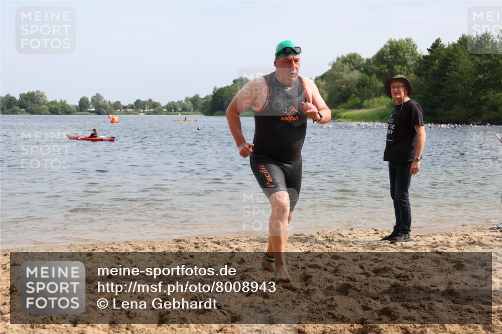 15.06.2025 - 27. Vierlanden-Triathlon Lena Gebhardt http://msf.ph/oto/8008943 15.06.2025 10:06:18 Schwimmen 369, 370, 381, 394, 418, 447, 455 meine-sportfotos.de