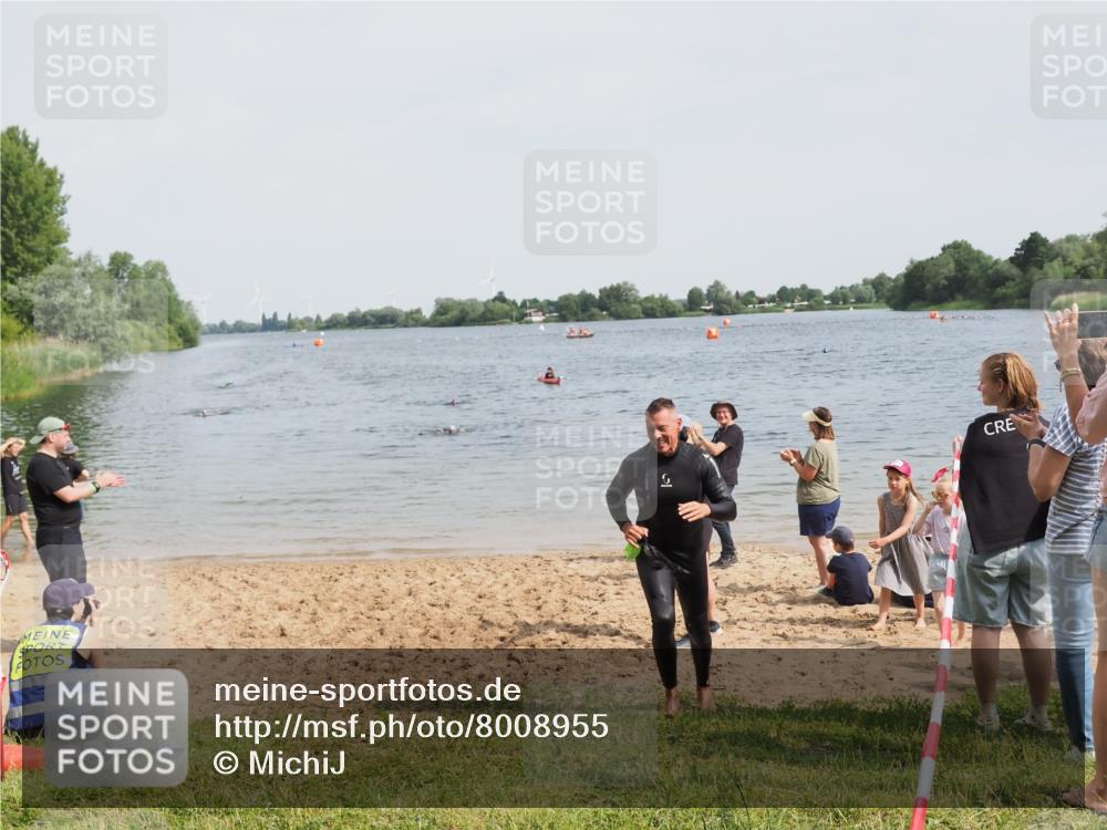 21.06.2025 - 27. Vierlanden-Triathlon MichiJ http://msf.ph/oto/8008955 15.06.2026 10:09:35 Schwimmen 421 meine-sportfotos.de