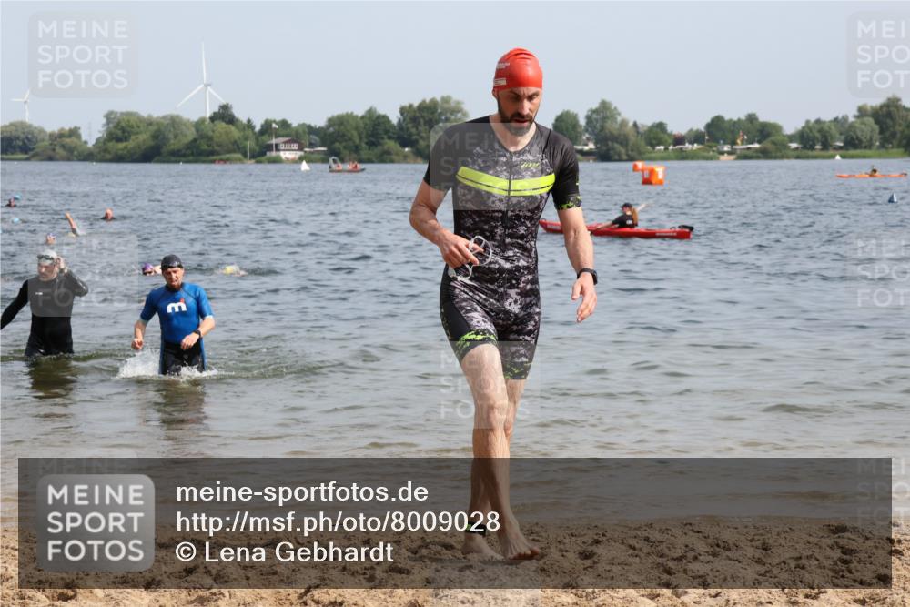 15.06.2025 - 27. Vierlanden-Triathlon Lena Gebhardt http://msf.ph/oto/8009028 15.06.2025 10:06:25 Schwimmen 394, 434, 440, 447 meine-sportfotos.de