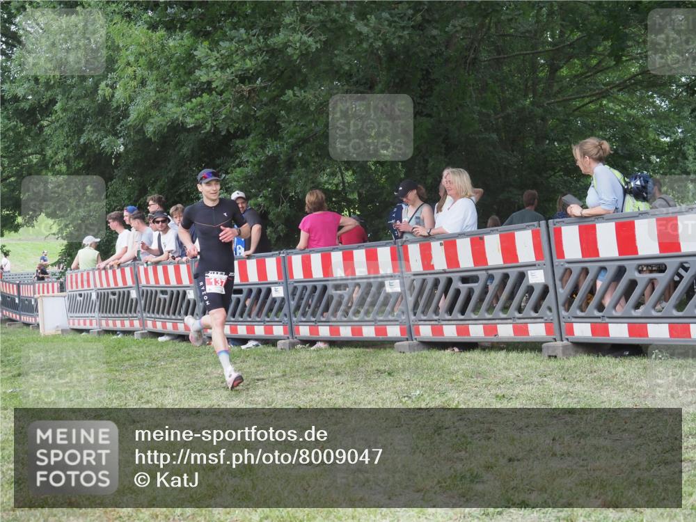 21.06.2025 - 27. Vierlanden-Triathlon KatJ http://msf.ph/oto/8009047 15.06.2025 13:02:31 Ziel 137 meine-sportfotos.de