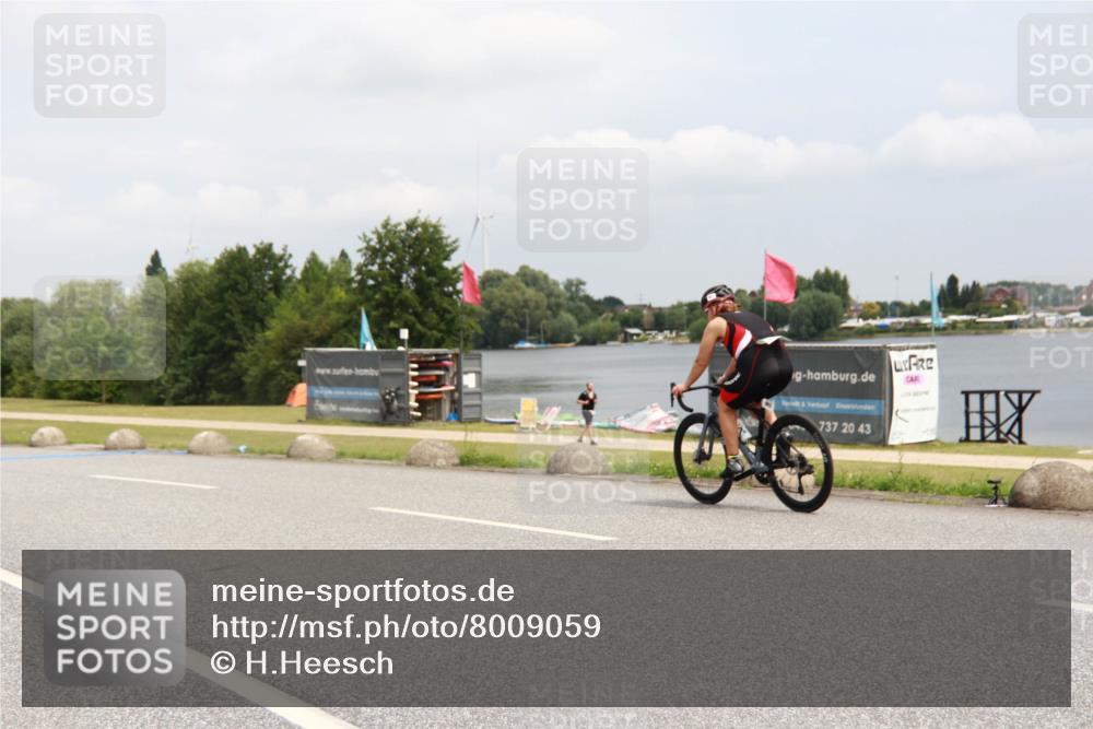 21.06.2025 - 27. Vierlanden-Triathlon H.Heesch http://msf.ph/oto/8009059 15.06.2025 12:19:49 Radfahren 678, 743 meine-sportfotos.de