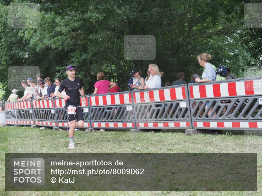 21.06.2025 - 27. Vierlanden-Triathlon KatJ http://msf.ph/oto/8009062 15.06.2025 13:02:31 Ziel 137 meine-sportfotos.de