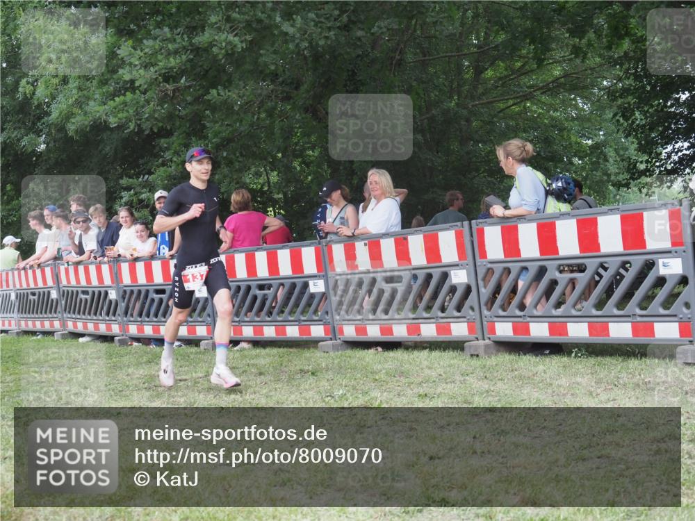 21.06.2025 - 27. Vierlanden-Triathlon KatJ http://msf.ph/oto/8009070 15.06.2025 13:02:31 Ziel 137 meine-sportfotos.de