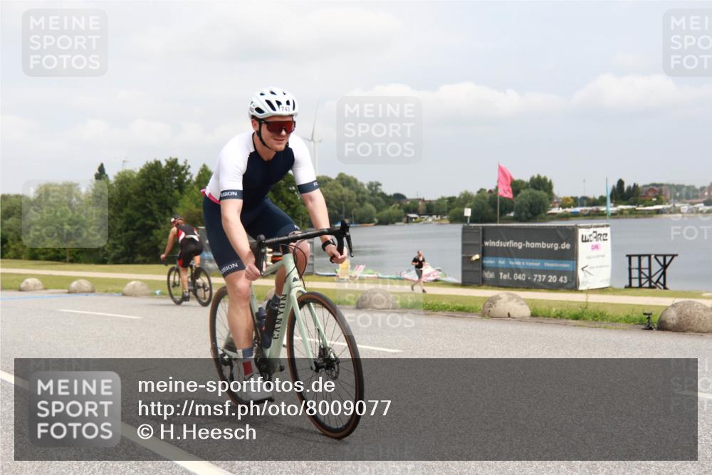 21.06.2025 - 27. Vierlanden-Triathlon H.Heesch http://msf.ph/oto/8009077 15.06.2025 12:19:50 Radfahren 678, 743, 903 meine-sportfotos.de