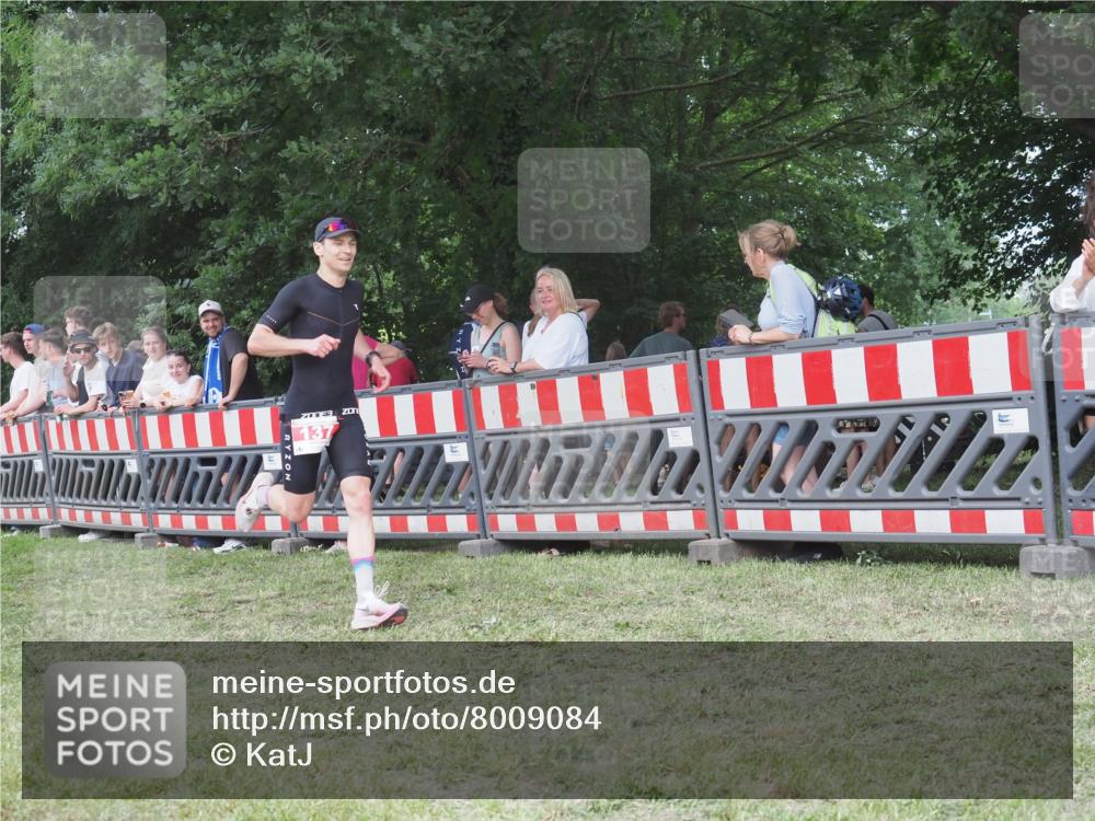 21.06.2025 - 27. Vierlanden-Triathlon KatJ http://msf.ph/oto/8009084 15.06.2025 13:02:31 Ziel 137 meine-sportfotos.de