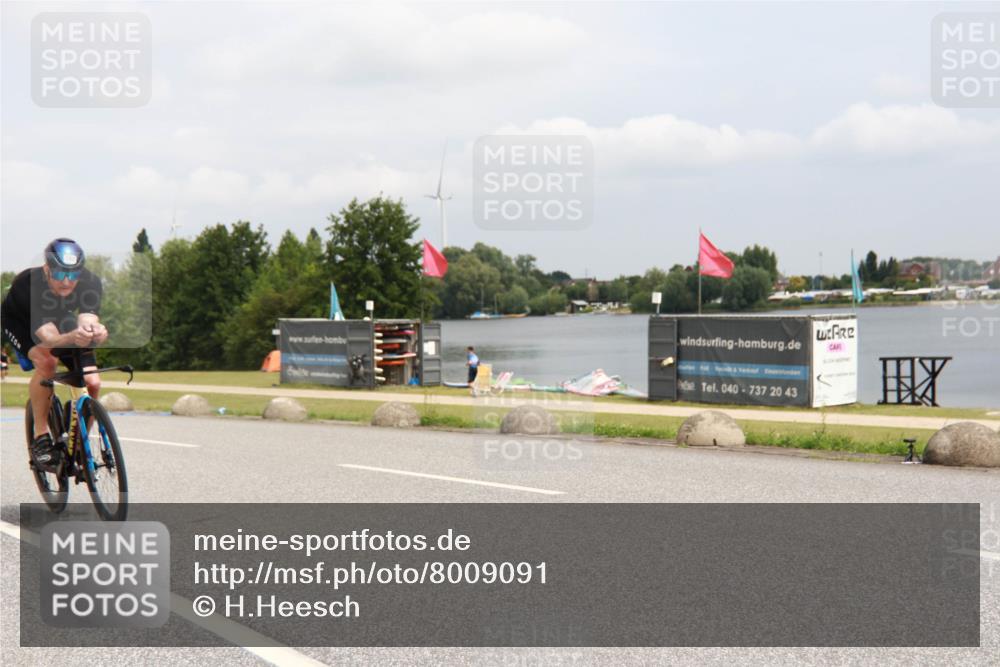 21.06.2025 - 27. Vierlanden-Triathlon H.Heesch http://msf.ph/oto/8009091 15.06.2025 12:19:57 Radfahren 782, 903 meine-sportfotos.de