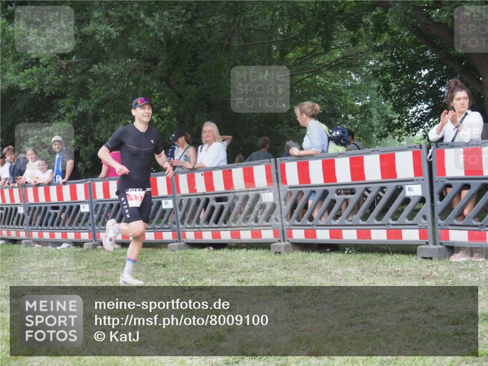 21.06.2025 - 27. Vierlanden-Triathlon KatJ http://msf.ph/oto/8009100 15.06.2025 13:02:31 Ziel 137 meine-sportfotos.de