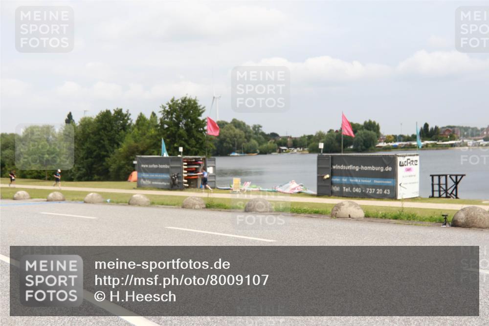 21.06.2025 - 27. Vierlanden-Triathlon H.Heesch http://msf.ph/oto/8009107 15.06.2025 12:19:58 Radfahren 782, 903 meine-sportfotos.de