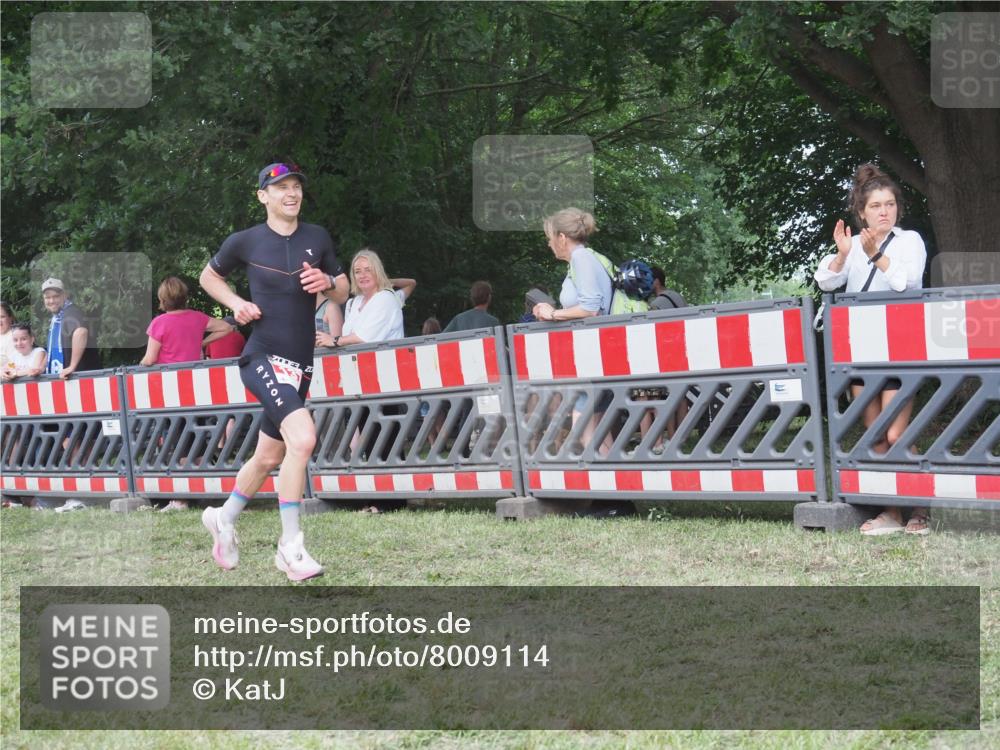 21.06.2025 - 27. Vierlanden-Triathlon KatJ http://msf.ph/oto/8009114 15.06.2025 13:02:31 Ziel 137 meine-sportfotos.de