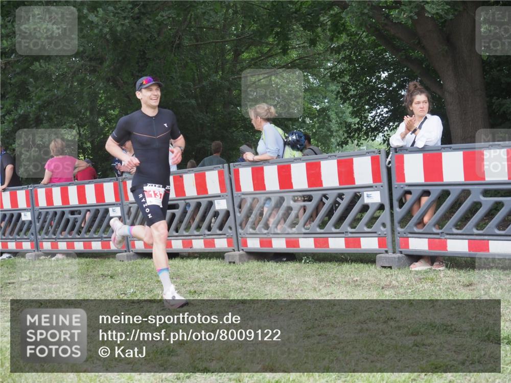 21.06.2025 - 27. Vierlanden-Triathlon KatJ http://msf.ph/oto/8009122 15.06.2025 13:02:31 Ziel 137 meine-sportfotos.de