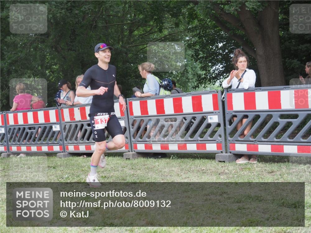 21.06.2025 - 27. Vierlanden-Triathlon KatJ http://msf.ph/oto/8009132 15.06.2025 13:02:32 Ziel 137 meine-sportfotos.de