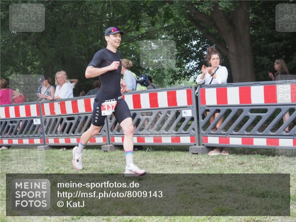 21.06.2025 - 27. Vierlanden-Triathlon KatJ http://msf.ph/oto/8009143 15.06.2025 13:02:32 Ziel 137 meine-sportfotos.de