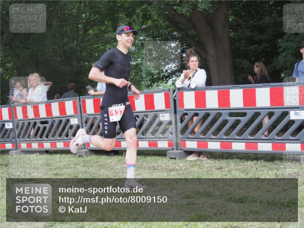 21.06.2025 - 27. Vierlanden-Triathlon KatJ http://msf.ph/oto/8009150 15.06.2025 13:02:32 Ziel 137 meine-sportfotos.de