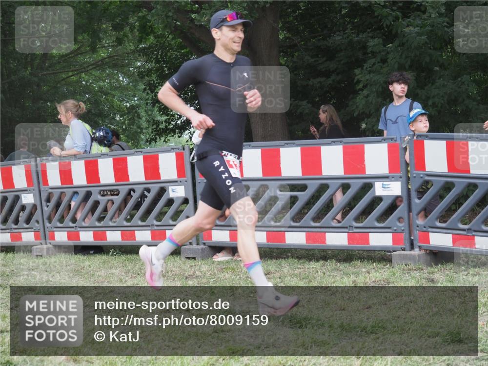 21.06.2025 - 27. Vierlanden-Triathlon KatJ http://msf.ph/oto/8009159 15.06.2025 13:02:32 Ziel 137 meine-sportfotos.de