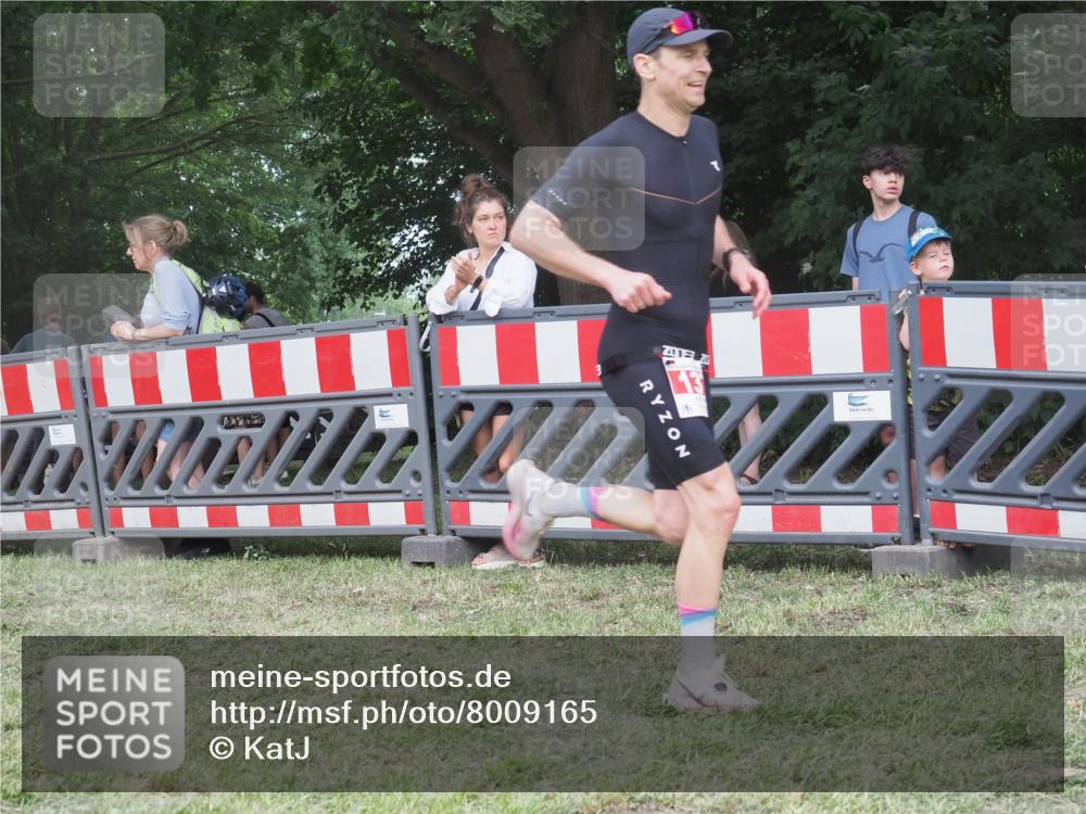 21.06.2025 - 27. Vierlanden-Triathlon KatJ http://msf.ph/oto/8009165 15.06.2025 13:02:32 Ziel 137 meine-sportfotos.de