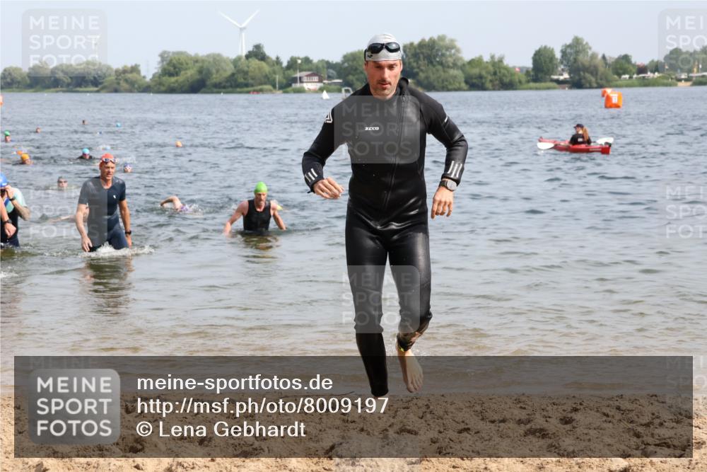 15.06.2025 - 27. Vierlanden-Triathlon Lena Gebhardt http://msf.ph/oto/8009197 15.06.2025 10:06:34 Schwimmen 386, 394, 434, 440 meine-sportfotos.de