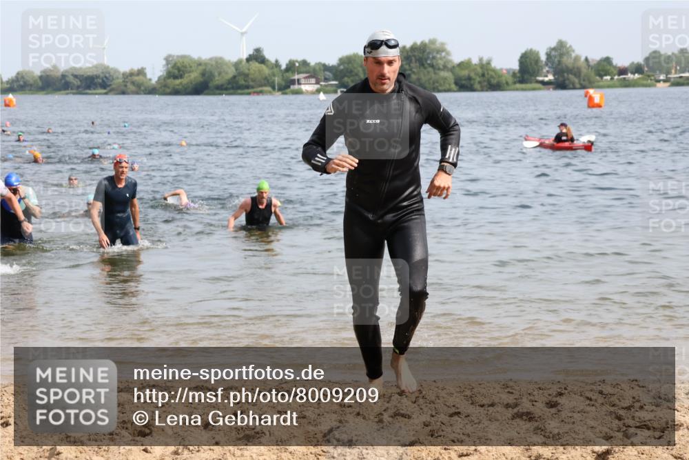 15.06.2025 - 27. Vierlanden-Triathlon Lena Gebhardt http://msf.ph/oto/8009209 15.06.2025 10:06:34 Schwimmen 386, 394, 434, 440 meine-sportfotos.de