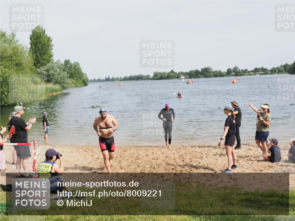 21.06.2025 - 27. Vierlanden-Triathlon MichiJ http://msf.ph/oto/8009221 15.06.2026 10:10:21 Schwimmen 417, 444 meine-sportfotos.de