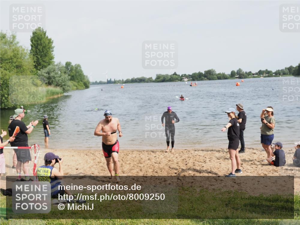 21.06.2025 - 27. Vierlanden-Triathlon MichiJ http://msf.ph/oto/8009250 15.06.2026 10:10:21 Schwimmen 417, 444 meine-sportfotos.de