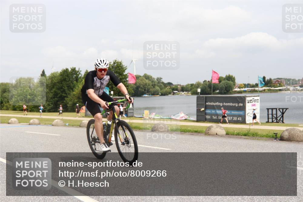 21.06.2025 - 27. Vierlanden-Triathlon H.Heesch http://msf.ph/oto/8009266 15.06.2025 12:22:42 Radfahren 657, 701 meine-sportfotos.de