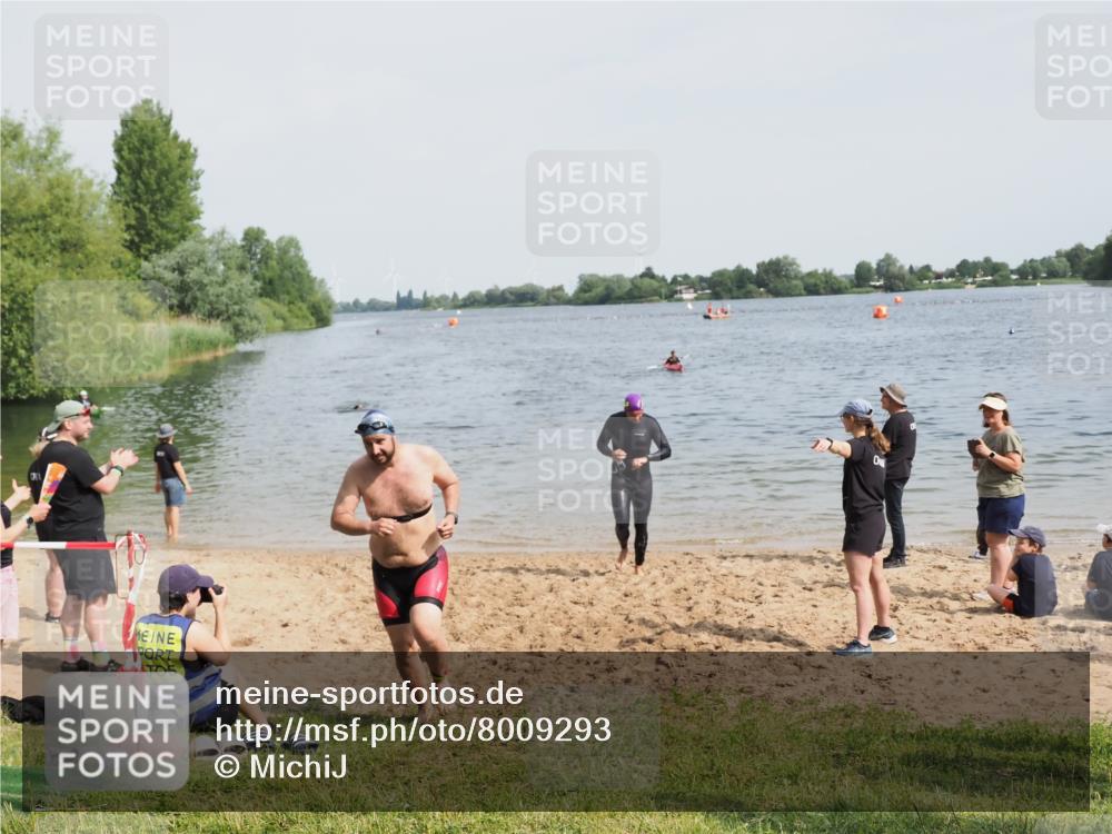 21.06.2025 - 27. Vierlanden-Triathlon MichiJ http://msf.ph/oto/8009293 15.06.2026 10:10:22 Schwimmen 417, 444 meine-sportfotos.de
