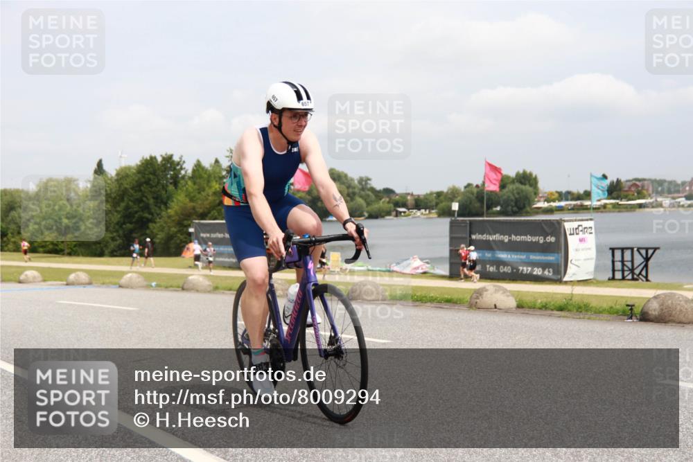 21.06.2025 - 27. Vierlanden-Triathlon H.Heesch http://msf.ph/oto/8009294 15.06.2025 12:22:43 Radfahren 657, 701 meine-sportfotos.de